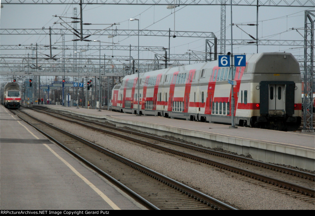 e/b arriving led by VR Sr2 #3219 on Track #5 & w/b led by Sr2 #3229 going on Track #7